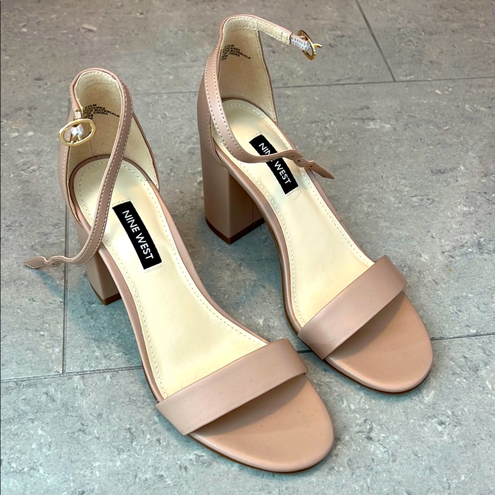 NEW / UNUSED Nine West nude 3.5in block heel sandals